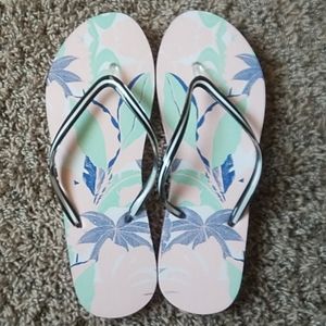 Xhilaration flip flops size 11